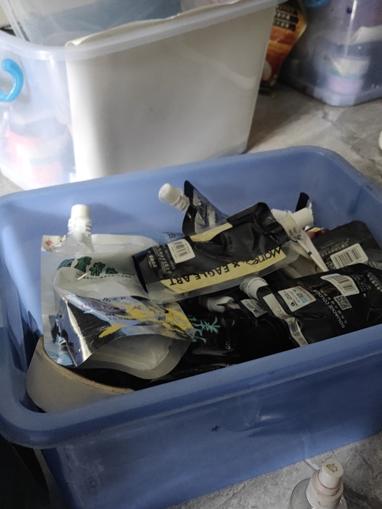 一大箱子的水粉颜料都还有很多