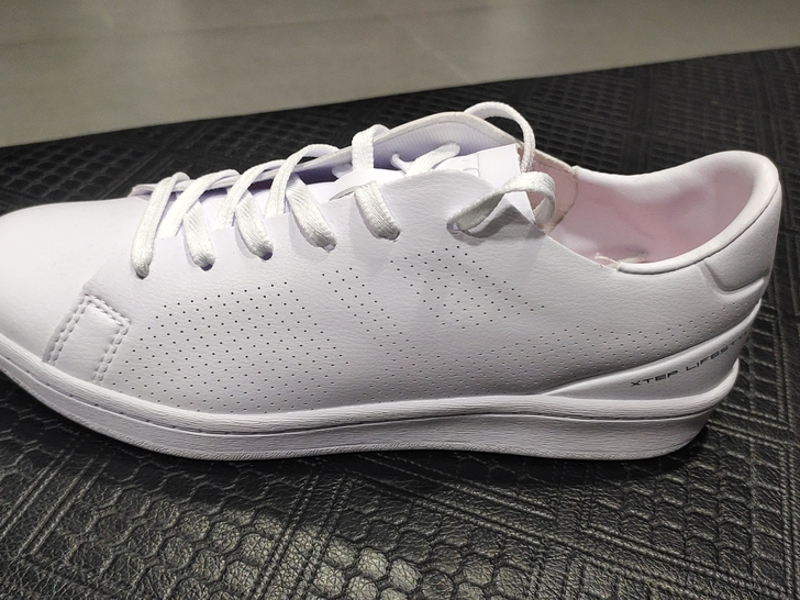 特步女板鞋全新