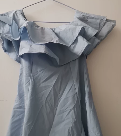 荷叶边一字领连衣裙，超级遮肉显身材，颜色也...