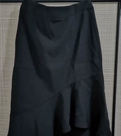 凡琴黑色气质半裙，上班休闲穿都不错，百搭款...