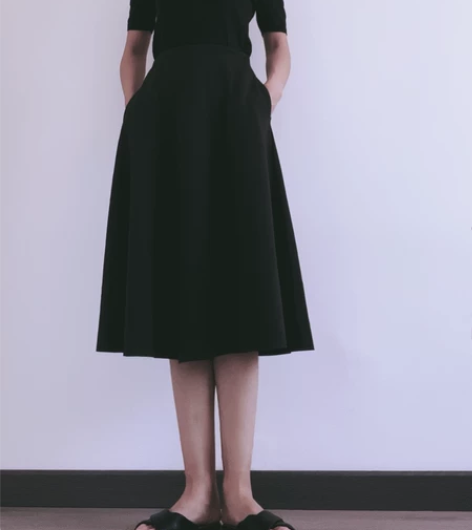 黑色伞裙闲置低价出 裙长72 感兴趣的话点...