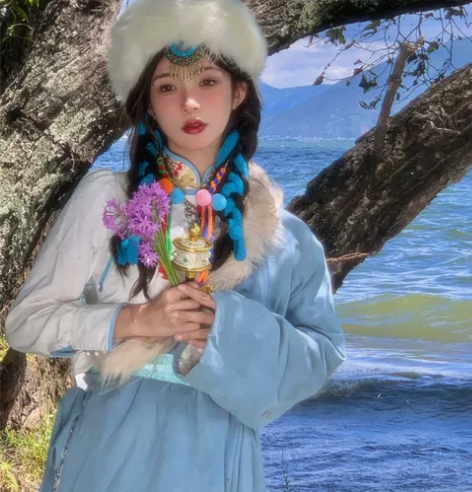 【出租】蓝色藏袍潘潘同款神明少女雪山云南大...