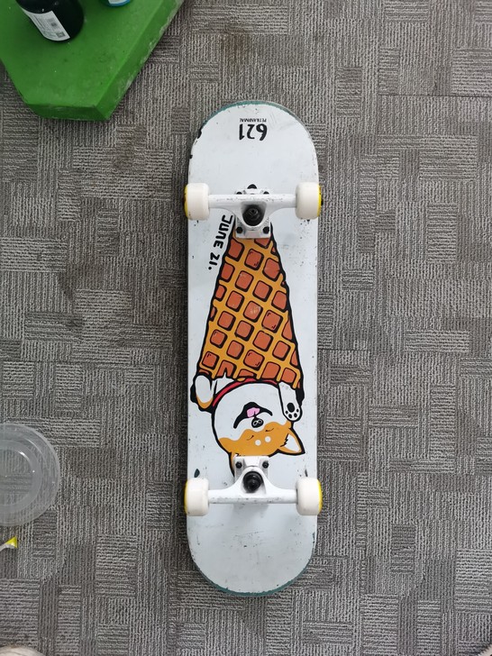 滑板，极限公社的新手联系板，只有轻微刮花，...