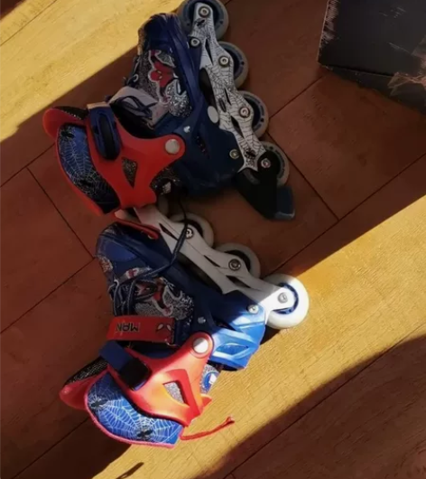 品牌麦斯卡直排可调节轮滑鞋（2双大小一样）...