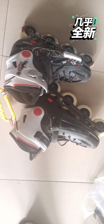 大学开学加入轮滑社时候买的,之后没时间玩,...