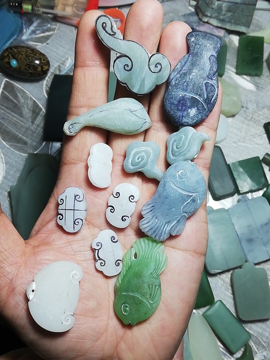老公是玉雕师，平时自己下班后设计雕刻各种挂...