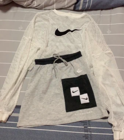 一套上衣里面可搭配小吊带 裙子黑色是一个隐...