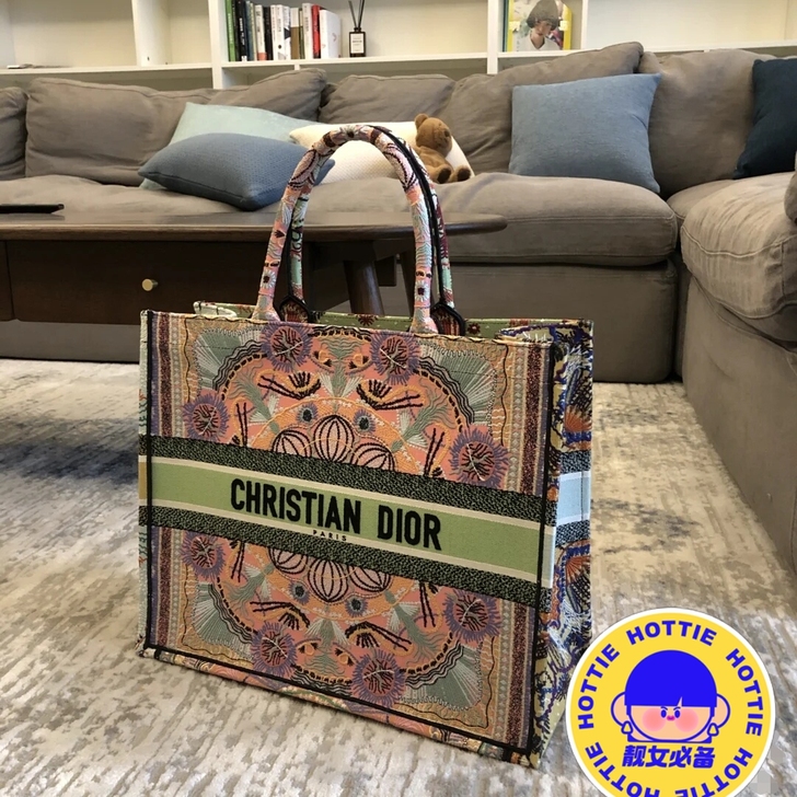 Dior托特包  BOOKTOTE手袋之上...