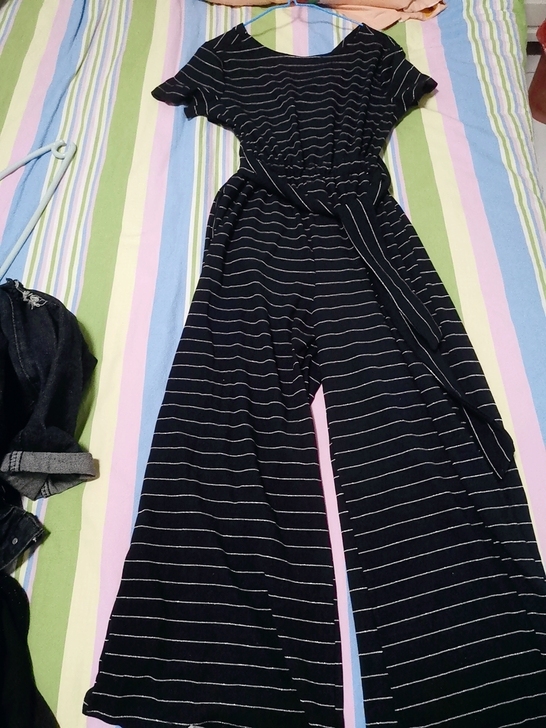 条纹连体裤，漏腰，上身绑带设计，很个性，没...