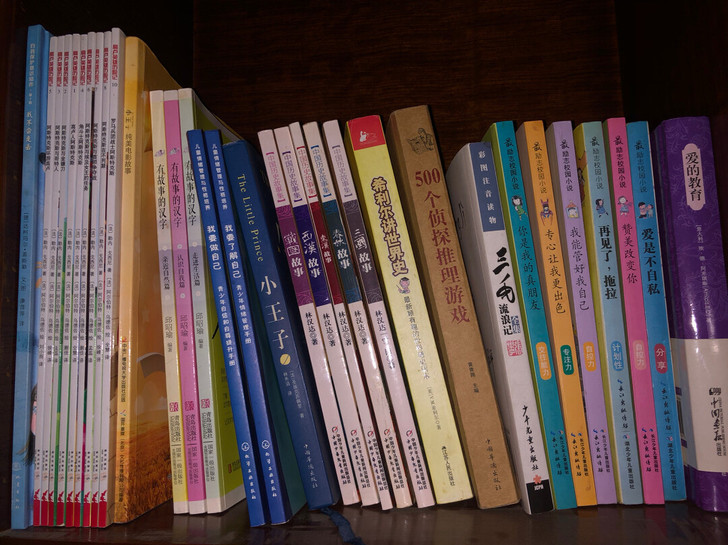 出闲置书籍种类多，买就有赠书，很多书购入就...