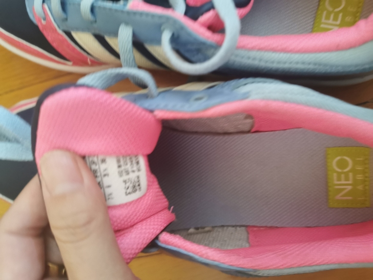 阿迪运动休闲鞋，全新没穿过，盒子找不到了，...