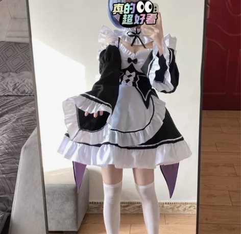 软妹服女仆装，很可爱啦，拍拍照逛逛展子都挺...