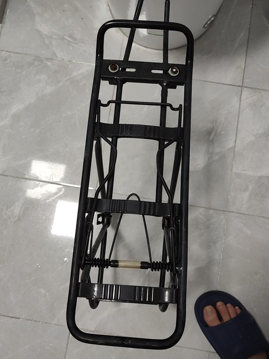 闲置山地自行旅行车铝制后货架，弹簧夹，很轻...