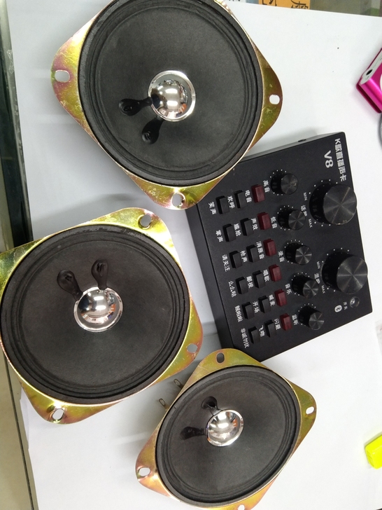 V8直播声卡3个喇叭打包正常使用。4件套共...