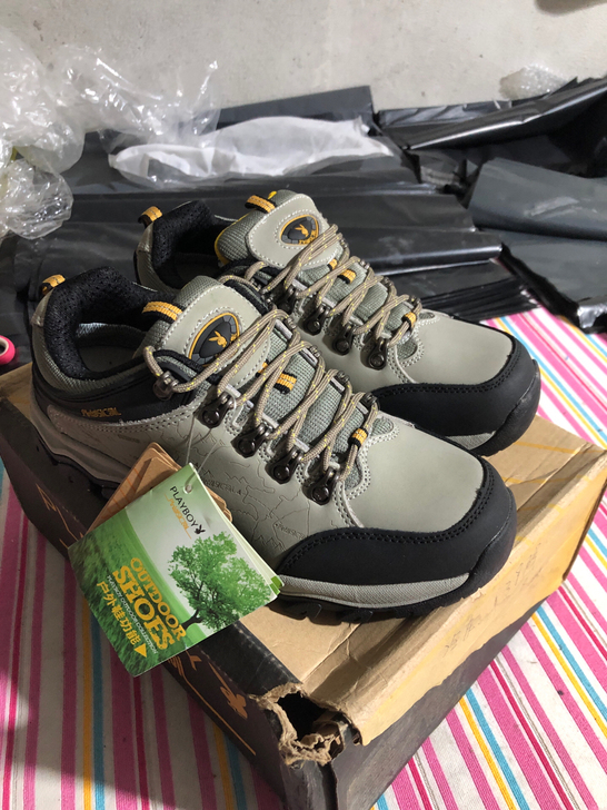 全新花家户外休闲鞋，有瑕疵，30一双包邮