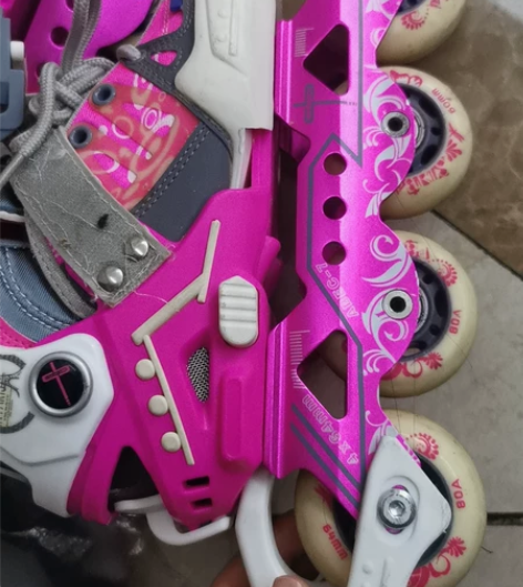 八成新滑冰鞋,适合三到七岁的孩子。可调节。...