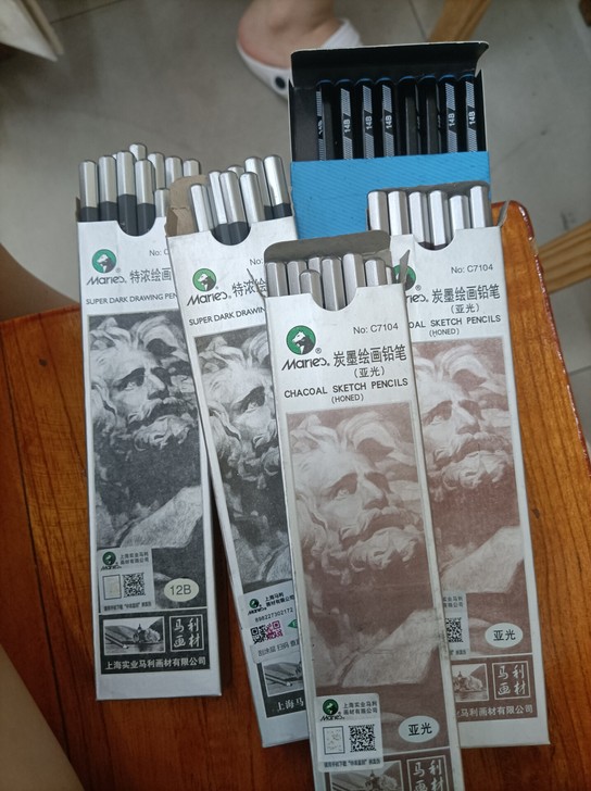高中美术生素描铅笔闲置