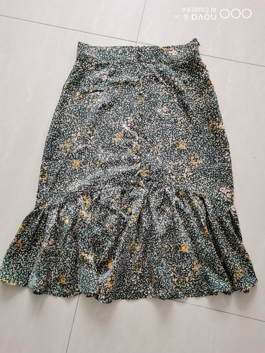 hm夏季半身裙碎花裙子女鱼尾裙，有垂感上身...