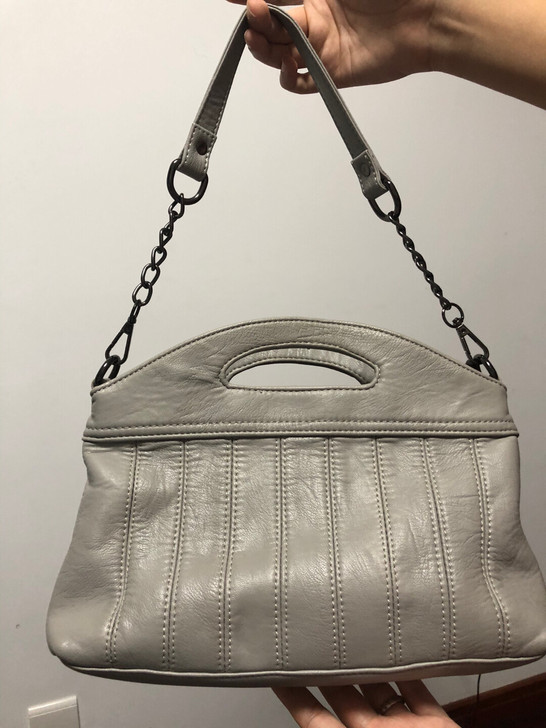 大象灰真皮女包磨损如图6，包身外侧角部无磨损