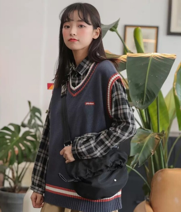尔给品牌衬衣+毛衣。新款格子复古港味长袖学...