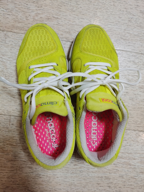 Adidas阿迪达斯柠檬黄运动鞋，38码，...