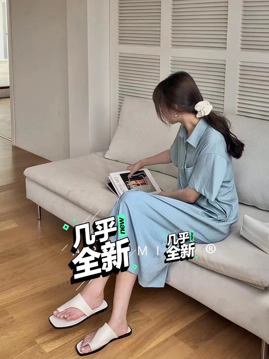 浅蓝色衬衣连衣裙