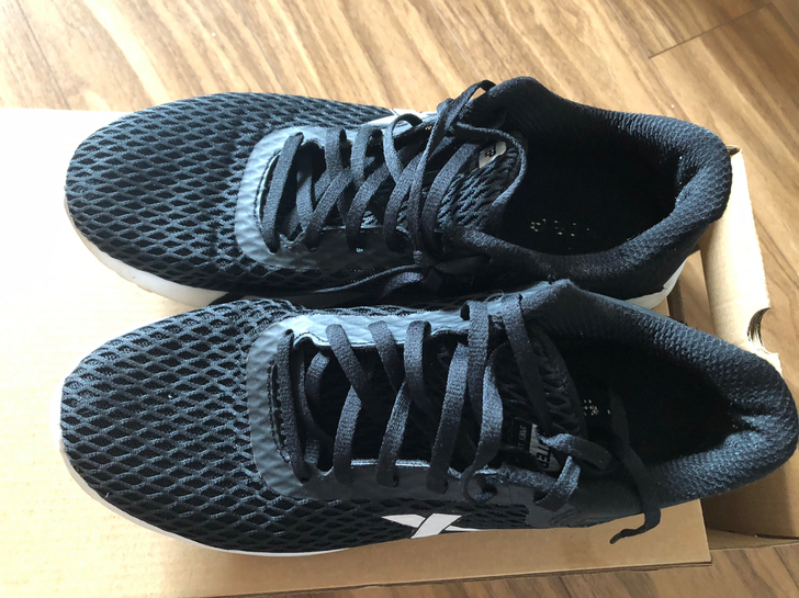 特步透气慢跑鞋