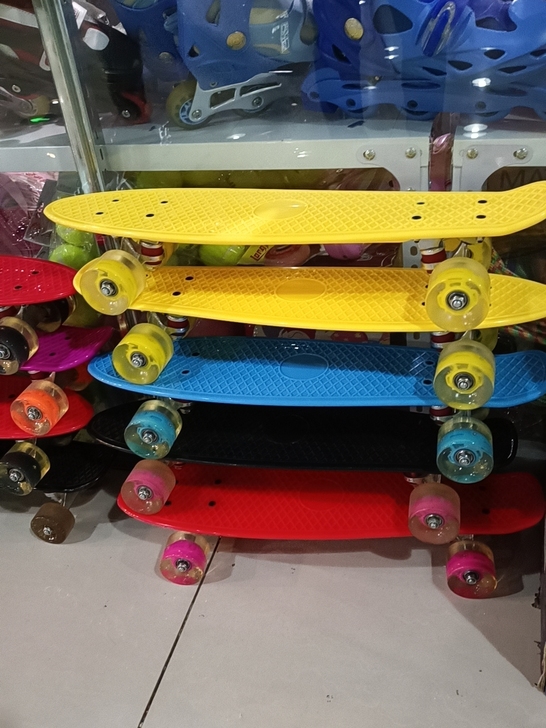 特价处理一批小鱼板,全新的,闪光轮,颜色可...