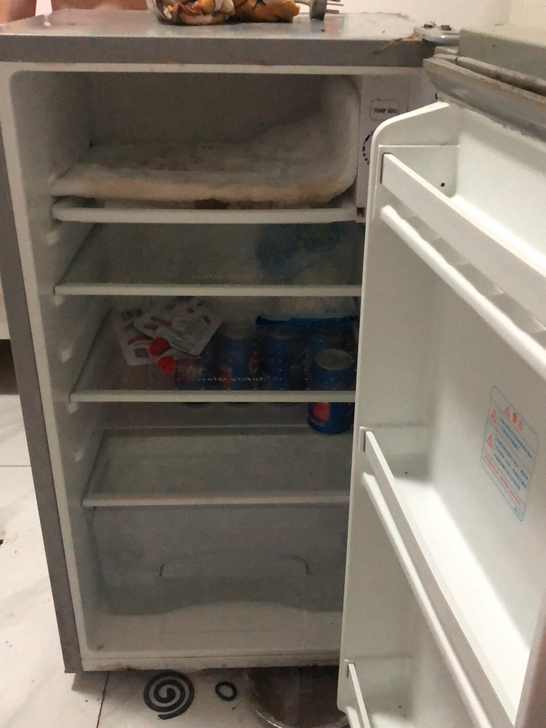 要搬家了，家用小冰箱带不走了，100元出掉...