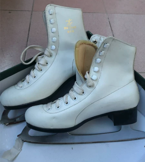 年轻时想滑冰，花了一月工资买的，就上过一次...