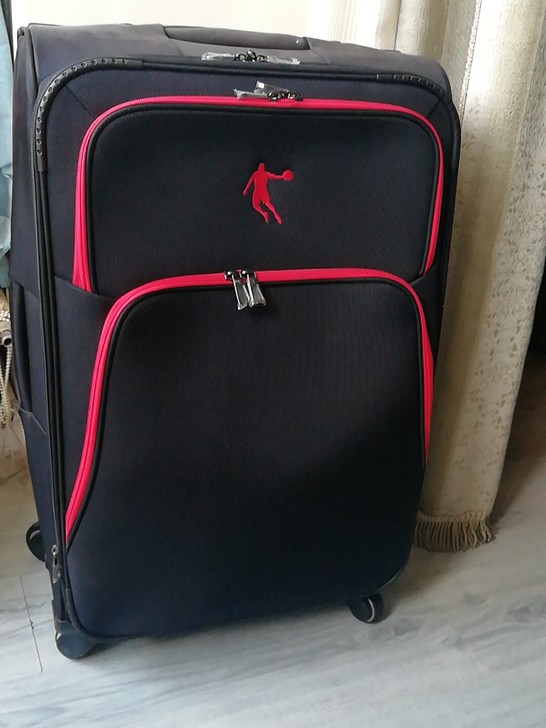 乔丹全新拉杆箱,大号的那款,单位福利,保证...