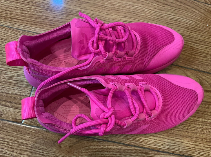 出阿迪达斯三叶草跑步鞋女鞋