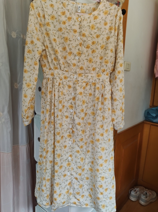 全新奶黄色碎花裙，全新没有穿过没有洗过，售...