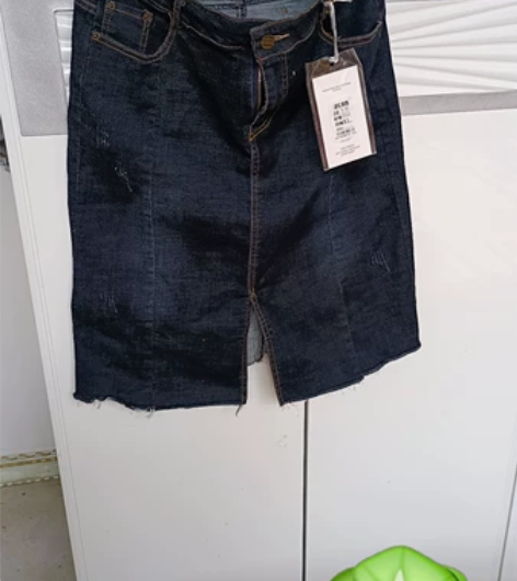 牛仔裙，中裙，服装店倒闭低价出售，看好入手...