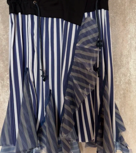 一片式不规则中裙，展开是一片的，边边是毛边...