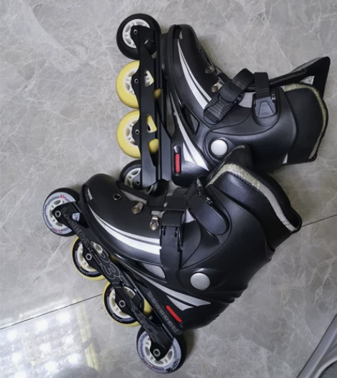 轮滑鞋，穿过一两次。成色自观，内长200，...