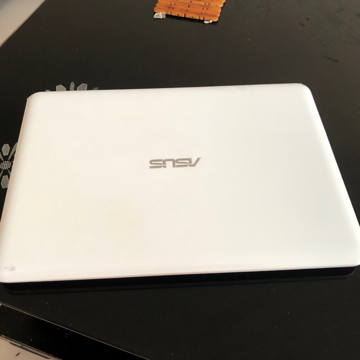 华硕笔记本，买来在家吃了三年灰，没怎么用过！