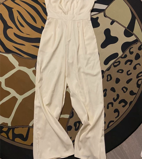 吊带连衣裤，上身巨好看，面料舒服。 感兴趣...