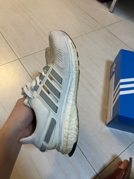 阿迪boost 穿的较多，闲置半年多，扔了...