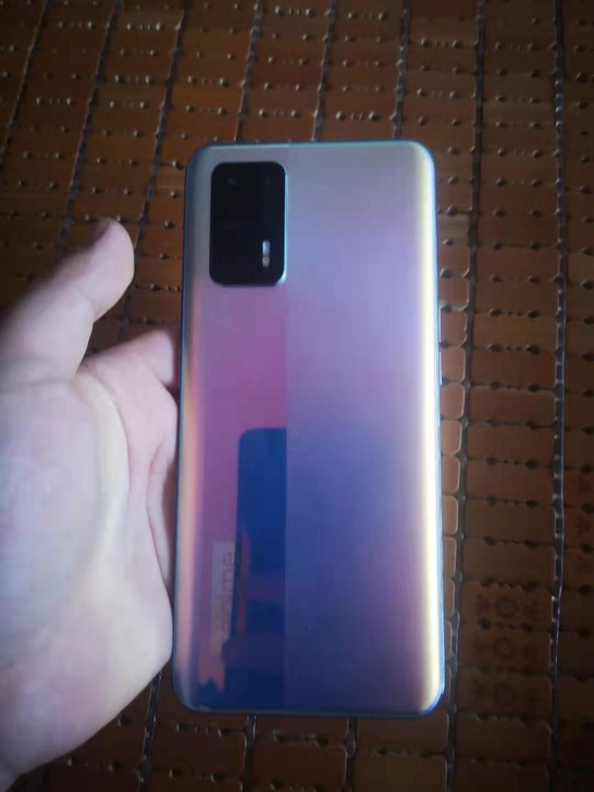 互换手机。手机没有任何问题。12+256天...