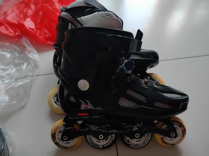 处理成人轮滑鞋41码9成新
