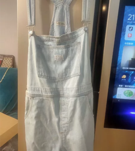 背带牛仔裤女全新130斤以里穿 感兴趣的话...