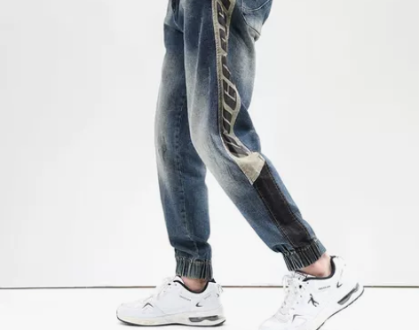 牛仔蓝色潮牌牛仔裤男士宽松大码秋季印花束脚...