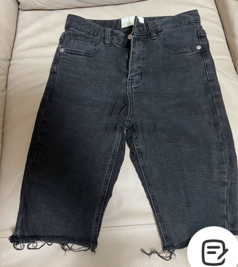 中长牛仔短裤,膝盖上边,s码,轻微瑕疵,不...