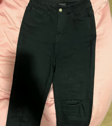 很好看的破洞九分牛仔裤,破洞位置在挨膝盖上...