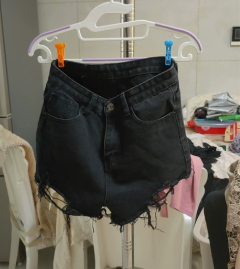 时尚破洞牛仔短裤，全新无任何质量问题，特价...