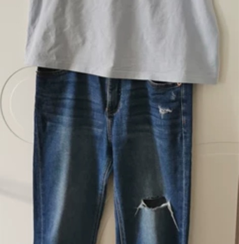 深色破洞牛仔裤，弹性薄棉，腰围29的，不议...