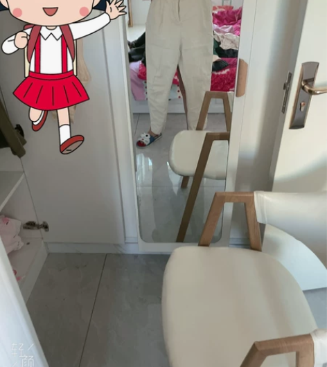 白色休闲裤 料子是尼龙的质量很好。生完孩子...