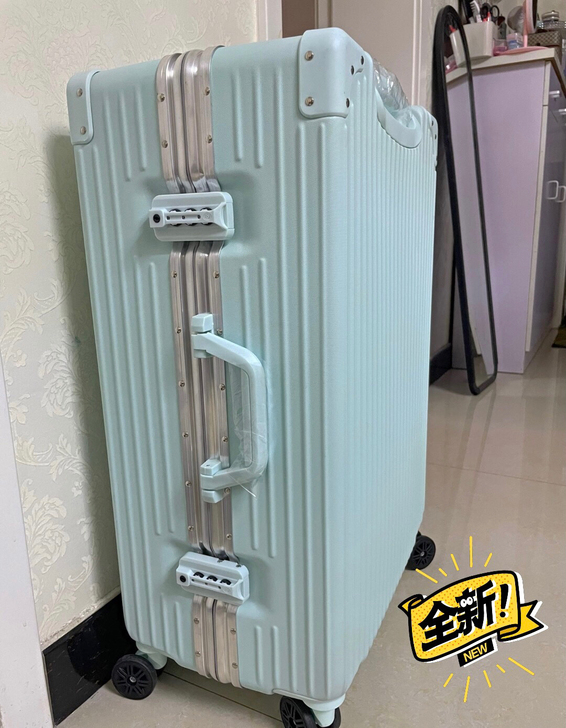 闲置一个全新铝框行李箱全新包邮 包装什么都...