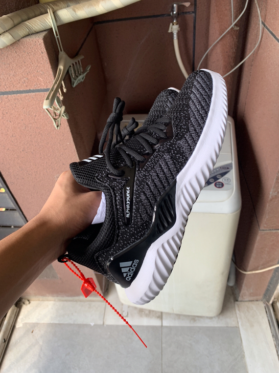 跑鞋运动鞋正码，鞋子无任何瑕疵，照片是阳台...